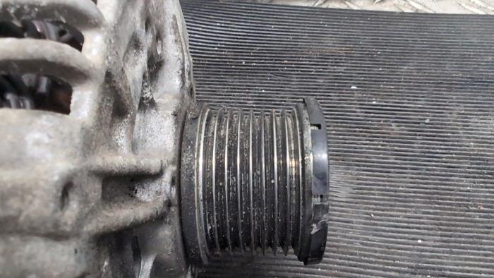 Dynamo van een Mercedes-Benz E (W211) 2.2 E-200 CDI 16V 2006