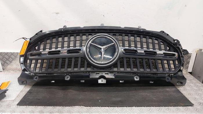 Używane Grill Mercedes GLA (H247) 1.3 250 e Turbo 16V Cena € 210,00 Procedura marży oferowane przez Autodemontagebedrijf van Boxtel