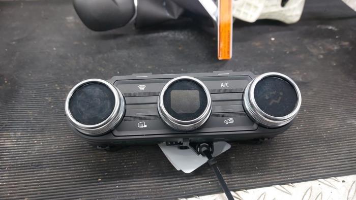 Używane Panel climatronic Renault Trafic (1FL/2FL/3FL/4FL) E-Tech Cena € 105,00 Procedura marży oferowane przez Autodemontagebedrijf van Boxtel