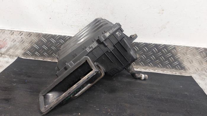 Begagnade Luftfilterhus Seat Ibiza V (KJB) 1.0 MPI 12V Pris € 52,50 Marginaltabell erbjuds av Autodemontagebedrijf van Boxtel