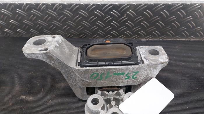 Engine mount from a Ford Focus 4 Wagon 1.0 EcoBoost 12V Hybrid 125 2021