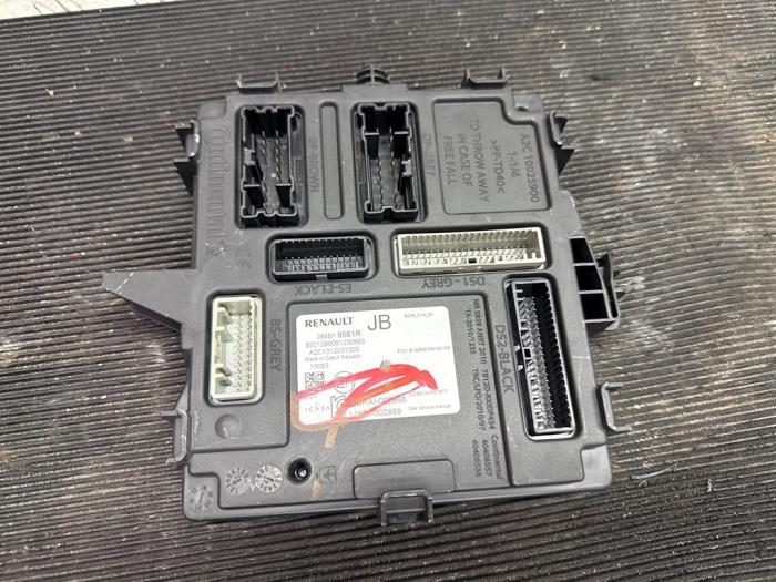 Used Engine management computer Renault Megane IV Estate (RFBK) 1.6 E-Tech 160 Price € 105,00 Margin scheme offered by Autodemontagebedrijf van Boxtel