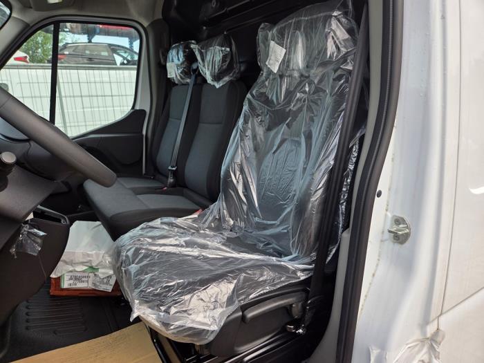 Używane Fotel lewy Renault Master III (MA/MB/MC/MD/MH/MF/MG/MH) ZE 33 kWh Cena € 330,75 Procedura marży oferowane przez Autodemontagebedrijf van Boxtel