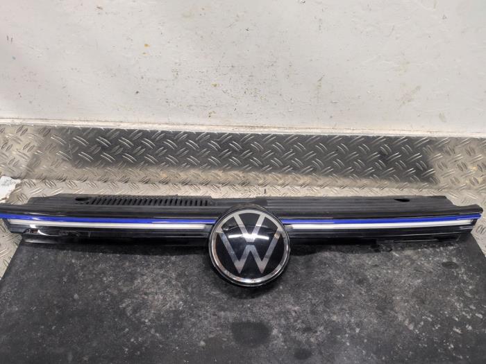 Używane Grill Volkswagen Golf VIII (CD1) 1.4 GTE 16V Cena € 367,50 Procedura marży oferowane przez Autodemontagebedrijf van Boxtel