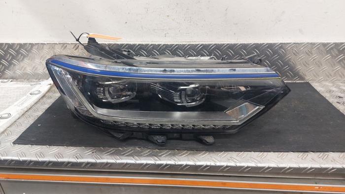 Używane Reflektor prawy Volkswagen Passat Variant (3G5) 1.4 GTE 16V Cena € 840,00 Procedura marży oferowane przez Autodemontagebedrijf van Boxtel