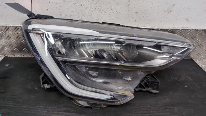 Używane Reflektor prawy Renault Arkana (RJLL) 1.6 E-Tech 145 16V Cena € 787,50 Procedura marży oferowane przez Autodemontagebedrijf van Boxtel