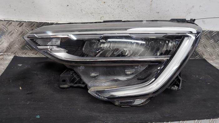 Używane Reflektor lewy Renault Arkana (RJLL) 1.6 E-Tech 145 16V Cena € 735,00 Procedura marży oferowane przez Autodemontagebedrijf van Boxtel