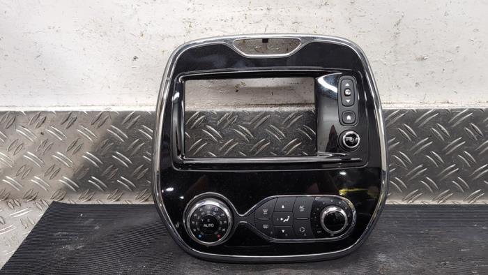 Używane Panel climatronic Renault Captur I (2R) 1.2 TCE 16V EDC Cena € 47,25 Procedura marży oferowane przez Autodemontagebedrijf van Boxtel