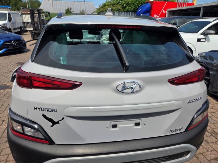 Używane Tylna klapa Hyundai Kona (OS) 1.6 GDi HEV 16V Cena € 735,00 Procedura marży oferowane przez Autodemontagebedrijf van Boxtel