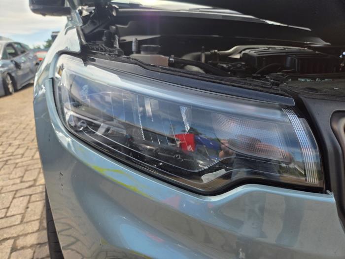 Używane Reflektor prawy Jeep Compass II (MP) 1.3 4XE 240 16V 4x4 Cena € 420,00 Procedura marży oferowane przez Autodemontagebedrijf van Boxtel