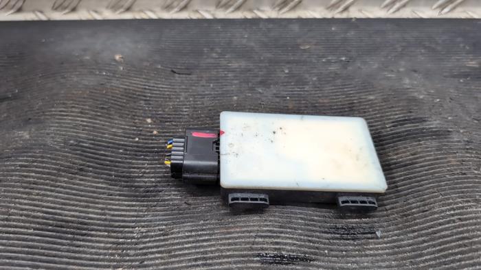 Begagnade Dödvinkelsensor Renault Arkana (RJLL) 1.6 E-Tech 145 16V Pris € 131,25 Marginaltabell erbjuds av Autodemontagebedrijf van Boxtel