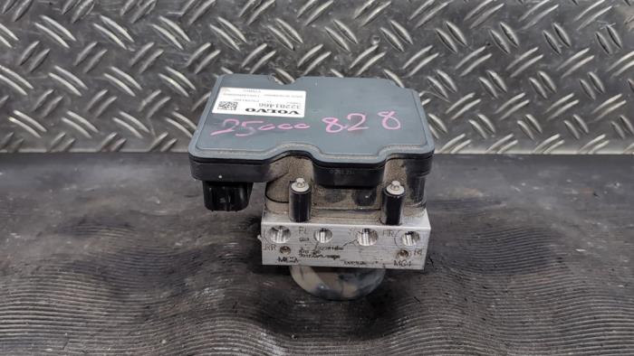 Used ABS pump Volvo XC40 (XZ) 1.5 T4 Plug-in Hybrid 12V Price € 183,75 Margin scheme offered by Autodemontagebedrijf van Boxtel