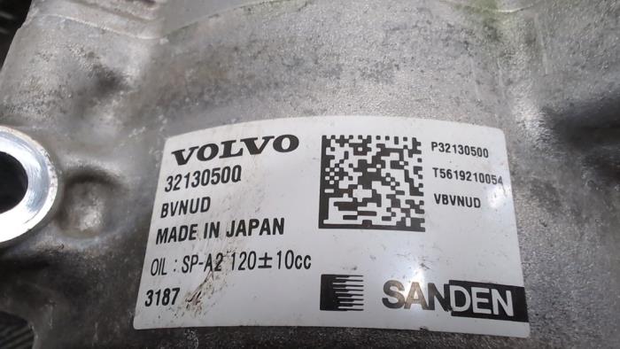 Air conditioning pump from a Volvo XC40 (XZ) 1.5 T4 Plug-in Hybrid 12V 2020