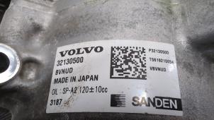 Air conditioning pump from a Volvo XC40 (XZ) 1.5 T4 Plug-in Hybrid 12V 2020