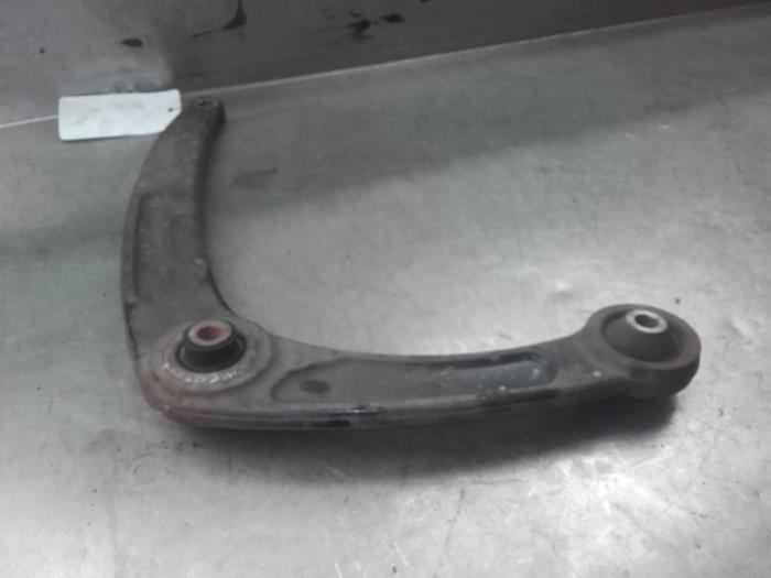 Front wishbone, left from a Citroën C4 Berline (LC) 1.6 16V 2006