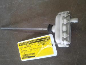 Used Tank flap lock motor Volkswagen Transporter/Caravelle T4 2.4 D,Caravelle Price on request offered by Akkie Stomphorst Autodemontage