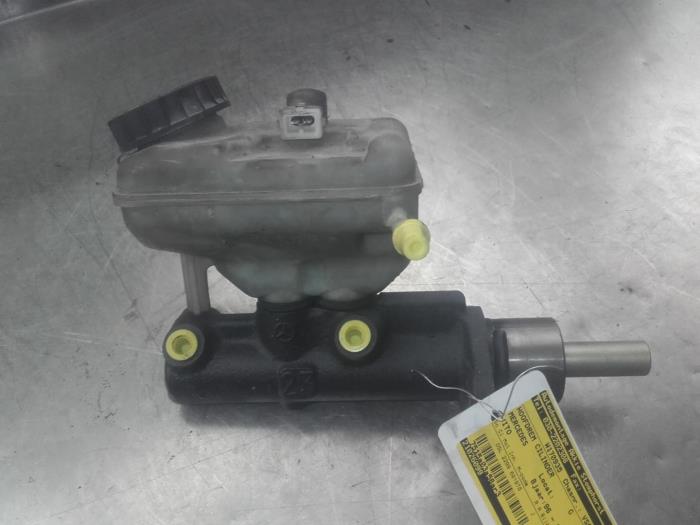 Master cylinder from a Mercedes-Benz Vito (638.0) 2.3 110D 1998