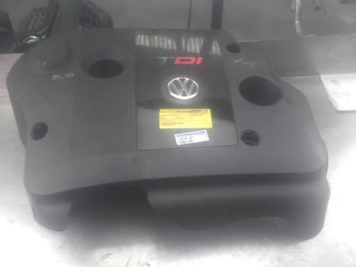 Engine cover from a Volkswagen Passat (3B2) 1.9 TDi 115 1999