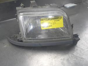 Used Headlight, right Renault Clio (B/C57/357/557/577) 1.2i Kat. Price on request offered by Akkie Stomphorst Autodemontage