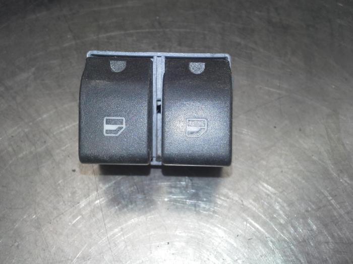 Electric window switch from a Volkswagen Polo IV (9N1/2/3) 1.2 2008