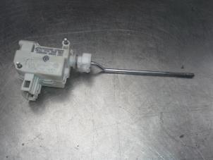 Used Tank flap lock motor Volkswagen Polo IV (9N1/2/3) 1.2 Price on request offered by Akkie Stomphorst Autodemontage