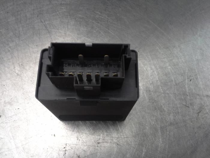 Rear window heating relay from a Mercedes-Benz Vito (638.0) 2.3 110D 1997