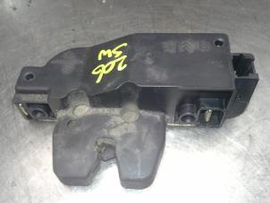 Used Boot lid lock mechanism Peugeot 206 SW (2E/K) 1.6 16V Price on request offered by Akkie Stomphorst Autodemontage