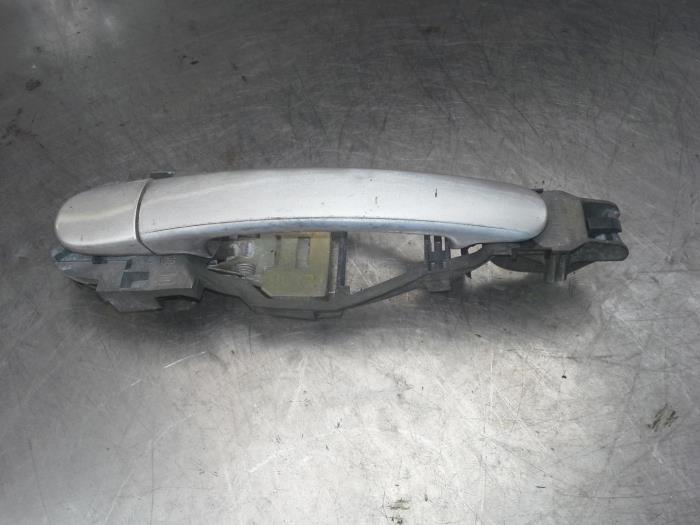 Rear door handle 4-door, left from a Seat Leon (1M1) 1.9 TDI 90 2001