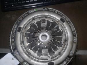 Used Dual mass flywheel Volkswagen Polo IV (9N1/2/3) 1.9 TDI 100 Price on request offered by Akkie Stomphorst Autodemontage