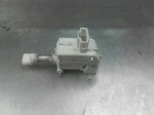 Used Tank flap lock motor Volkswagen Polo IV (9N1/2/3) 1.4 16V Price on request offered by Akkie Stomphorst Autodemontage