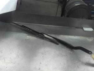 Used Front wiper arm Opel Signum (F48) 3.0 CDTI V6 24V Price on request offered by Akkie Stomphorst Autodemontage