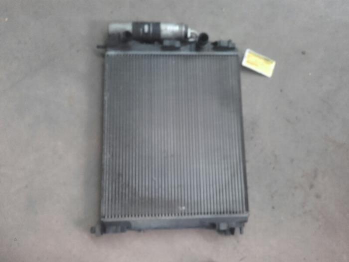 Radiator from a Renault Clio II (BB/CB) 1.2 16V 2005