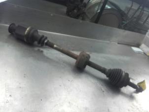Used Front drive shaft, right Renault Clio II (BB/CB) 1.2 16V Price on request offered by Akkie Stomphorst Autodemontage