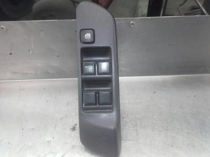 Interruptor de ventanilla eléctrica de un Nissan Primera (P11) 1.8 16V 2001