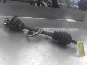 Used Front drive shaft, left Renault Clio II (BB/CB) 1.6 16V Price on request offered by Akkie Stomphorst Autodemontage