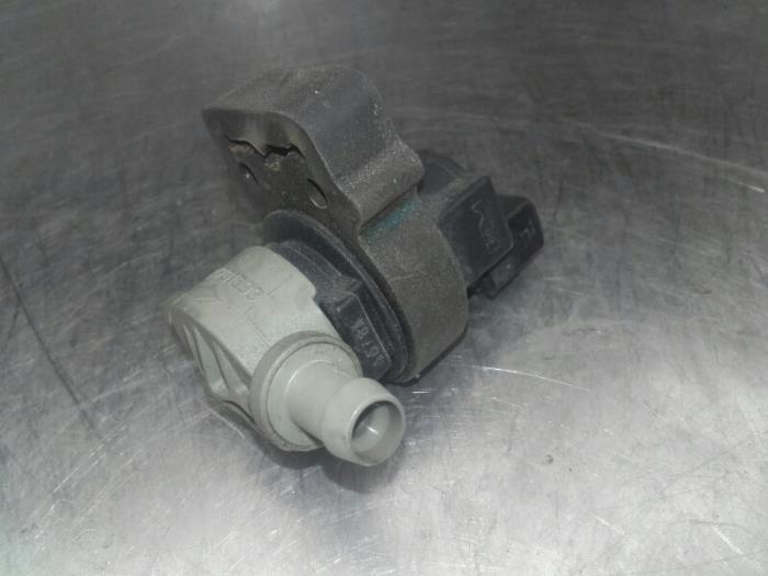 Regulador de presión de combustible de un Mercedes-Benz CLK (W208) 2.0 200 16V 1999