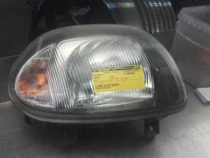 Used Headlight, right Renault Clio II (BB/CB) 1.2 Price on request offered by Akkie Stomphorst Autodemontage