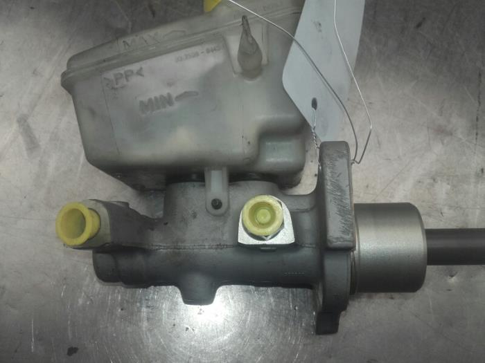 Master cylinder from a BMW 3 serie (E46/4) 320d 16V 2001