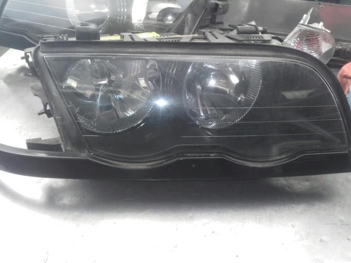 Headlight, right from a BMW 3 serie (E46/4) 320d 16V 2001