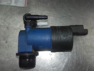 Used Windscreen washer pump Renault Clio III (BR/CR) 1.5 dCi 70 Price on request offered by Akkie Stomphorst Autodemontage
