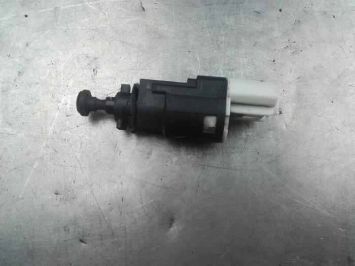 Brake light switch from a Renault Clio III (BR/CR) 1.5 dCi 70 2007