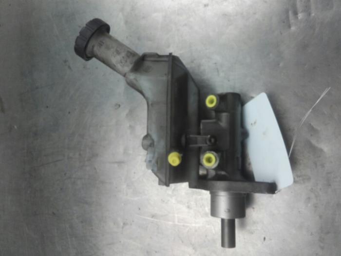 Master cylinder from a Renault Clio III (BR/CR) 1.5 dCi 70 2007