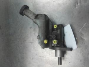 Used Master cylinder Renault Clio III (BR/CR) 1.5 dCi 70 Price on request offered by Akkie Stomphorst Autodemontage