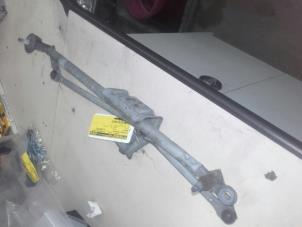 Used Wiper mechanism Renault Clio II (BB/CB) 1.6 16V Price on request offered by Akkie Stomphorst Autodemontage