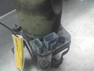 Used Power steering pump Volvo S40 Price on request offered by Akkie Stomphorst Autodemontage