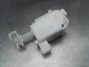 Used Tank flap lock motor Honda Jazz Price on request offered by Akkie Stomphorst Autodemontage