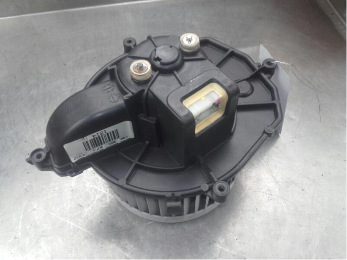 Heating and ventilation fan motor from a Citroën Berlingo 1.6 Hdi 90 Phase 2 2011