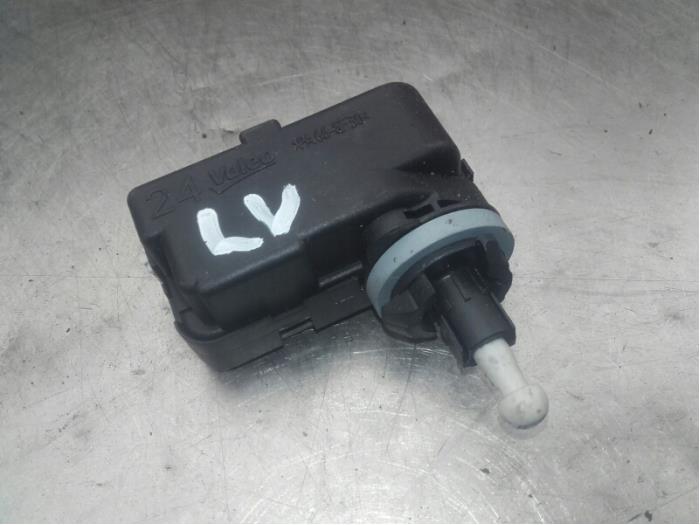 Motor de faro de un Volkswagen Polo V (6R) 1.2 TDI 12V BlueMotion 2011