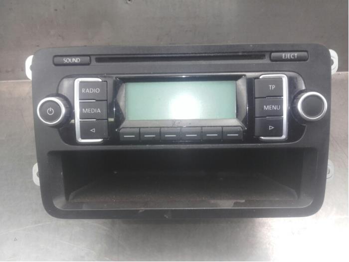 Radioodtwarzacz CD z Volkswagen Polo V (6R) 1.2 TDI 12V BlueMotion 2011