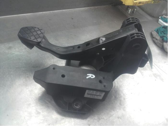 Brake pedal from a Volkswagen Polo V (6R) 1.2 TDI 12V BlueMotion 2011